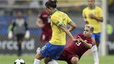 Venezuelský fotbalista Yeferson Soteldo (vpravo) v souboji s Filipe Luisem z...