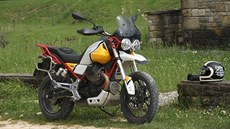 Moto Guzzi V85TT pináí charakteristické italské kivky a speciální emoce dvou...