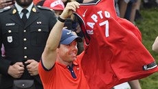 Rory McIlroy si kanadské publikum získal dresem Toronto Raptors.