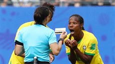 Brazilská fotbalistka Formiga viděla od rozhodčí žlutou kartu.