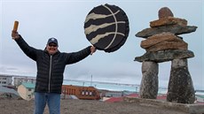 Kanadský inuit Noah Tiktak s tradiním bubínkem, kterým coby fanouek Toronto...