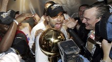 Tony Parker se raduje z titulu v NBA, v roce 2005 slavil podruhé, pak se dokal...