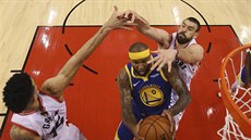 DeMarcus Cousins (0) z Golden State se tlaí mezi Dannym Greenem (vlevo) a...