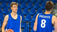 Adam Husták (vlevo) a Ondej Husták na tréninku eské basketbalové reprezentace...
