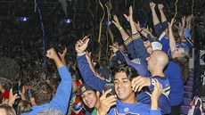 Fanoušci St. Louis Blues oslavují zisk Stanley Cupu.