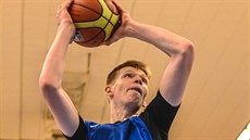 Matyá Vrábel na tréninku eských basketbalist do 16 let