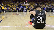 Stephen Curry z Golden State se modlí poté, co se zranil jeho parák Klay...