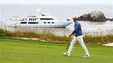 Brooks Koepka v prvním kole US Open v kalifornském Pebble Beach