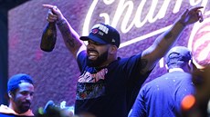 Rapper Drake oslavuje v torontském Jurassic Parku triumf v NBA.