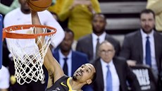 Shaun Livingston (34) z Golden State smeuje do koe Toronta.