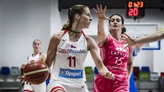 Česká kapitánka Kateřina Elhotová (11) v zápase s Lotyšskem
