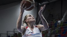 Česká pivotka Kamila Štěpánová v zápase s Lotyšskem