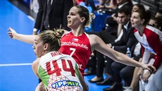 eská basketbalistka Alena Hanuová (v erveném) sleduje, jak dopadne její...