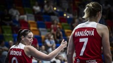 eské basketbalistky Renáta Bezinová (vlevo) a Alena Hanuová