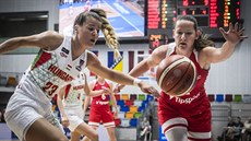 eská basketbalistka Tereza Vyoralová (vpravo) v zápase s Maarskem