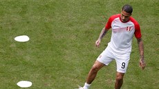 Paolo Guerrero z Peru se rozcviuje.