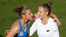 Kristýna Plí�ková (vpravo) porazila v Birminghamu své dvoj�e Karolínu.