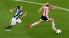 Skotská fotbalistka Claire Emslieová (vpravo) unikla argentinské obran.