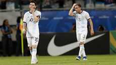Zklamaný argentinský útoník Lionel Messi (vlevo) po poráce s Kolumbií na Copa...