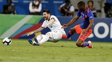 William Tesillo z Kolumbie (vpravo) a Lionel Messi z Argentiny v souboji o mí