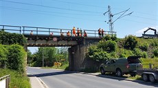 Kvli naruené statice konstrukce elezniního mostu byl zastaven provoz na...