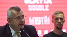Jaroslav Tvrdík (vlevo), pedseda pedstavenstva fotbalové Slavie, hovoí na...