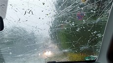V Nmecku padaly kroupy, které poniily zaparkovaná auta. (11. ervna 2019)