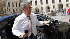 Ruský velvyslanec Alexandr Zmejevskij dorazil na sch�zku s prezidentem Milo�em...