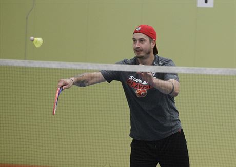 Brank David Rittich z Calgary si letn ppravu zpestuje badmintonem.