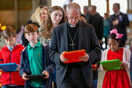 Arcibiskup z Canterbury Justin Welby ukazuje dtem novou vzdlávací aplikaci....