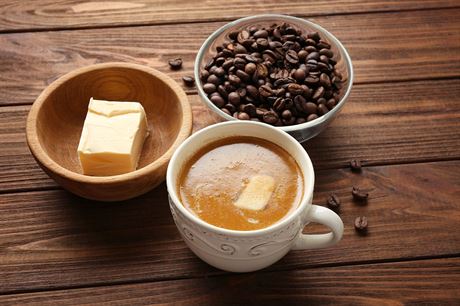 Takzvaná neprstelná káva vzniká pimícháním kokosového oleje a másla.
