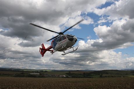 Záchranáský vrtulník pistává u místa nehody v Morkovicích-Slíanech na...