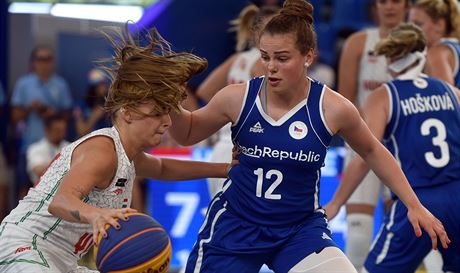 eská basketbalistka Albta Levínská (vpravo) v souboji s Vivien Böröndyovou z...