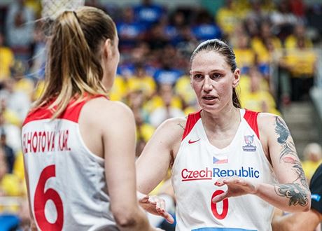 eské basketbalistky Karolína Elhotová (vlevo) a  Renáta Bezinová bhem zápasu...