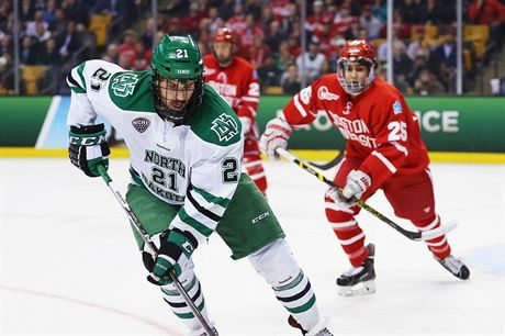 Brendan O'Donnell (21)  v dresu North Dakoty proti Bostonu.