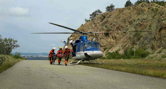 Zraněnou ženu musel z brněnského lomu Hády transportovat vrtulník (23. 6. 2019).