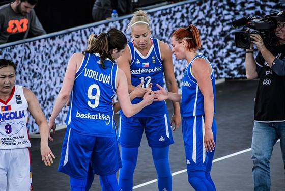 eské basketbalistky Andrea Klaudová, Klára Mareková a Tereza Vorlová v utkání...