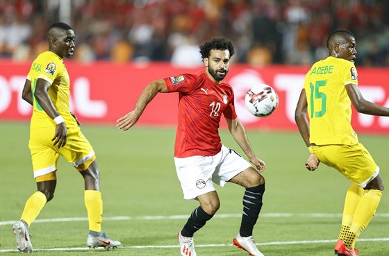HVZDA V AKCI. Mohamed Salah z Egypta mezi hrái Zimbabwe.