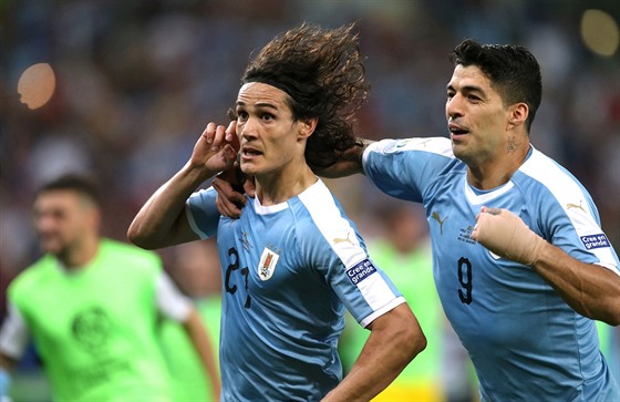 ROZHODL. Edinson Cavani (vlevo) z Uruguaye oslavuje gól proti Chile. Vpravo je...