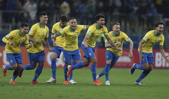 Braziltí fotbalisté oslavují vydený penaltový postup do semifinále...