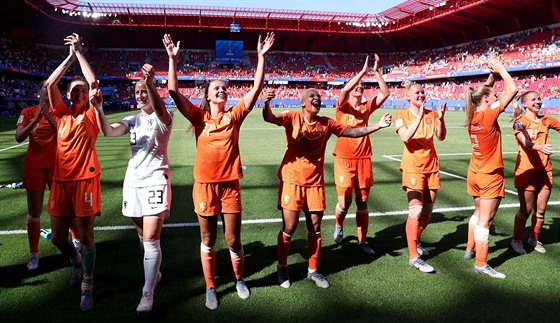 Nizozemské fotbalistky oslavují postup do semifinále mistrovství světa.