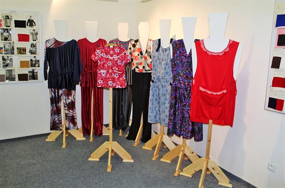 Výstava Totalitní móda v Ai odkazuje i na slavnou textilní minulost msta.
