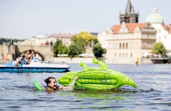 Dti si v horkém dni hrály ve Vltav. (25. ervna 2019)