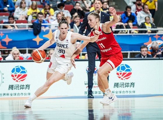 eská basketbalistka Kateina Elhotová (vpravo) brání bhem úvodního duelu...