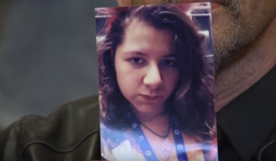 Zavražděná Cynthia Hoffmanová, jejíž snímek držel její otec při smutečním...