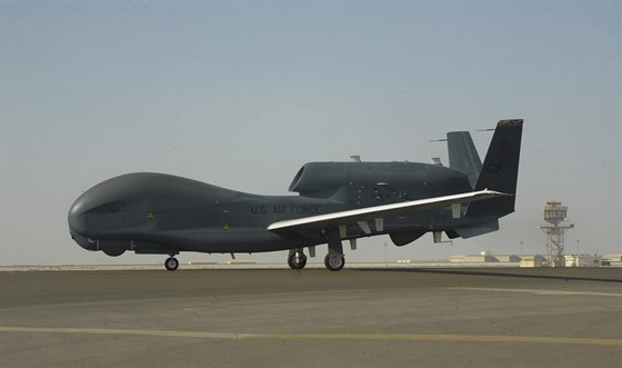 Americký dron  RQ-4 Global Hawk.