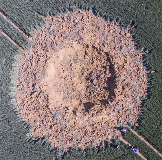 Kráter způsobila bomba z druhé světové války. (24. června 2019)