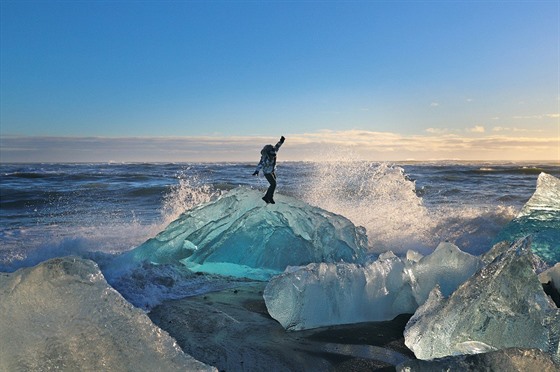 Turisté jsou ochotní udělat na Islandu pro snímek cokoliv, klidně vylezou na...