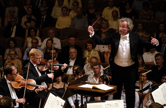 Dirigent Franz Welser-Möst při koncertu s Českou filharmonií