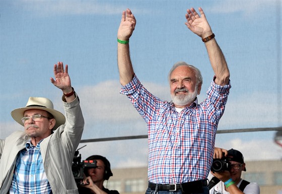 Tv�r�í duo Jaroslav Uhlí� a Zden�k Sv�rák mají ve zp�vníku EU hned dv� písn�.